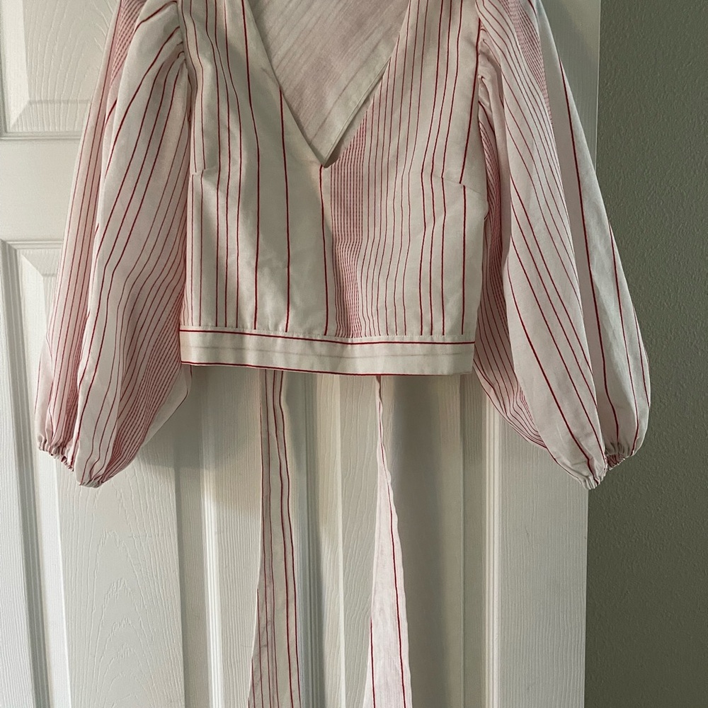 Red And White Crop Top With Open Back - image 4